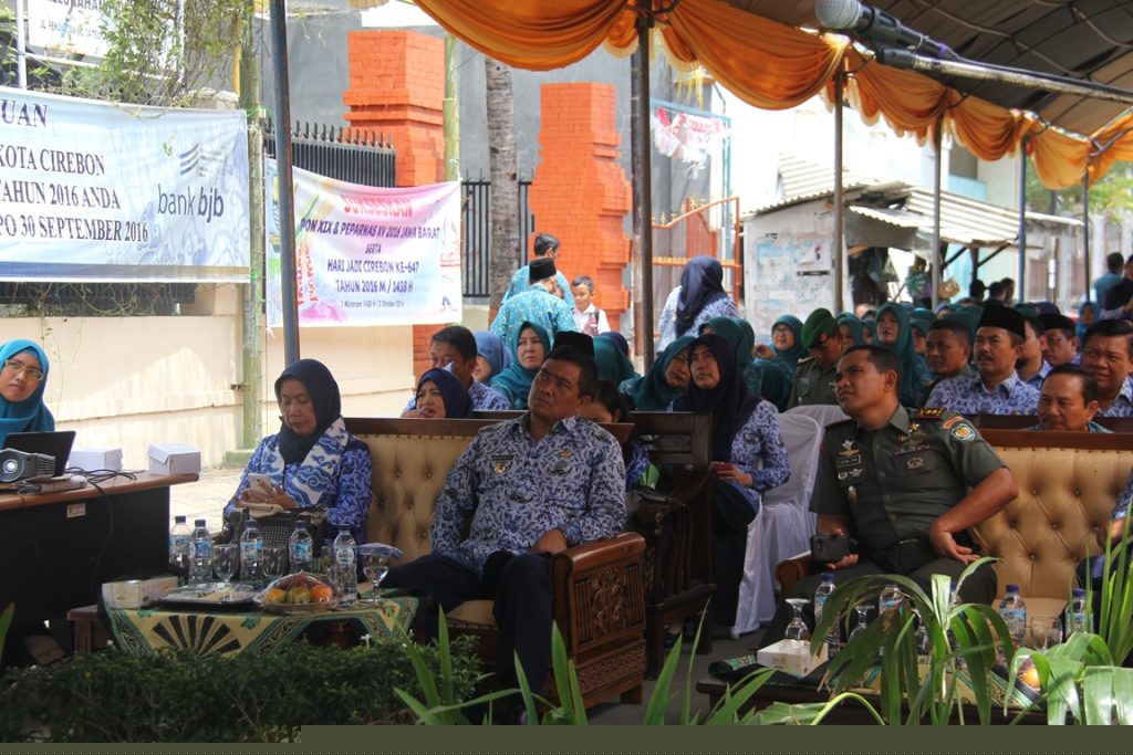 TIM PENILAI LAKUKAN EVALUASI LOMBA P2WKSS DI KELURAHAN PULASAREN KOTA CIREBON